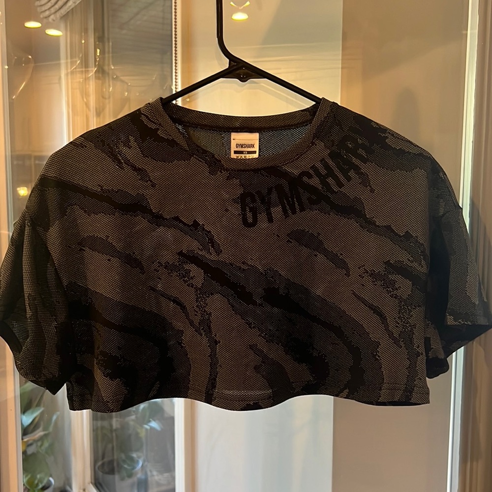 Cropped camo gymshark shirt
